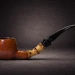 Ručno izrađena lula Anduin napravljena iz korijena vrijeska, dio serije Gondor, prikazana iz bočnog pogleda sa “Inta” zaštitinim znakom