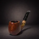 Ručno izrađena lula Anduin od korijena vrijeska iz serije Gondor, prikazana pod kutem koji prikazuje njenu žarnicu.