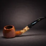 Ručno izrađena lula Anduin napravljena iz korijena vrijeska, dio serije Gondor, prikazana iz bočnog pogleda sa “Inta” zaštitinim znakom I pogledom na dio žarnice