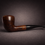 Ručno izrađena lula Anarion od korijena vrijeska, prikazana u bočnom pogledu sa “Inta ” zaštitnim znakom