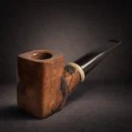 Ručno izrađena lula Mithril od korijena vrijeska iz serije Gondor, prikazana u bočnom pogledu pod kutem.