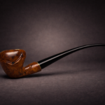 Ručno izrađena lula Aman-din od korijena vrijeska iz serije Gondor, prikazana u bočnom pogledu