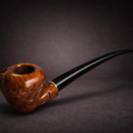 Ručno izrađena lula Aman-din napravljena iz korijena vrijeska, dio serije Gondor, prikazana iz gornjeg pogleda pod kutem sa detaljem žarnice.