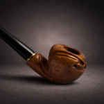 Ručno izrađena lula Aman-din od korijena vrijeska, dio serije Gondor, prikazana iz bočnog pogleda sa naglaskom na izrezbarene linije duž tijela lule.