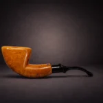 Ručno izrađena lula Sirenil – Šumska kraljica od korijena vrijeska, dio serije Numenor, prikazana iz bočnog pogleda. Ova strana je glatka, bez vidljive šare.