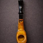 Ručno izrađena lula Sirenil- Šumska kraljica napravljena iz korijena vrijeska, dio serije Numenor, prikazana iz gornjeg pogleda.