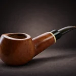 Ručno izrađena lula Palantir, napravljena iz korijena vrijeska, dio serije Numenor, prikazana iz kuta koji pokazuje žarnicu lule.