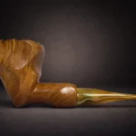 Ručno izrađena lula Eregion od korijena vrijeska iz serije Numenor, prikazana u bočnom pogledu.