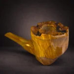 Ručno izrađena lula Eregion, napravljena iz korijena vrijeska, dio serije Numenor, prikazana pod kutem sa naglaskom na dinamičan oblik lule.