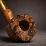 Ručno izrađena lula Eregion od korijena vrijeska, dio serije Numenor, s naglaskom na žarnicu i sačuvanu koru koja ističe prirodnost i jedinstvenost lule.